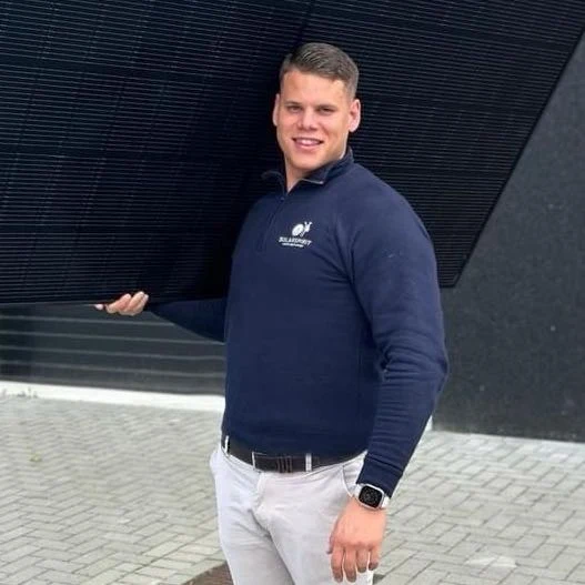 Elias Van Haver, zaakvoerder van Solar Spirit, voor een AIKO zonnepaneel
